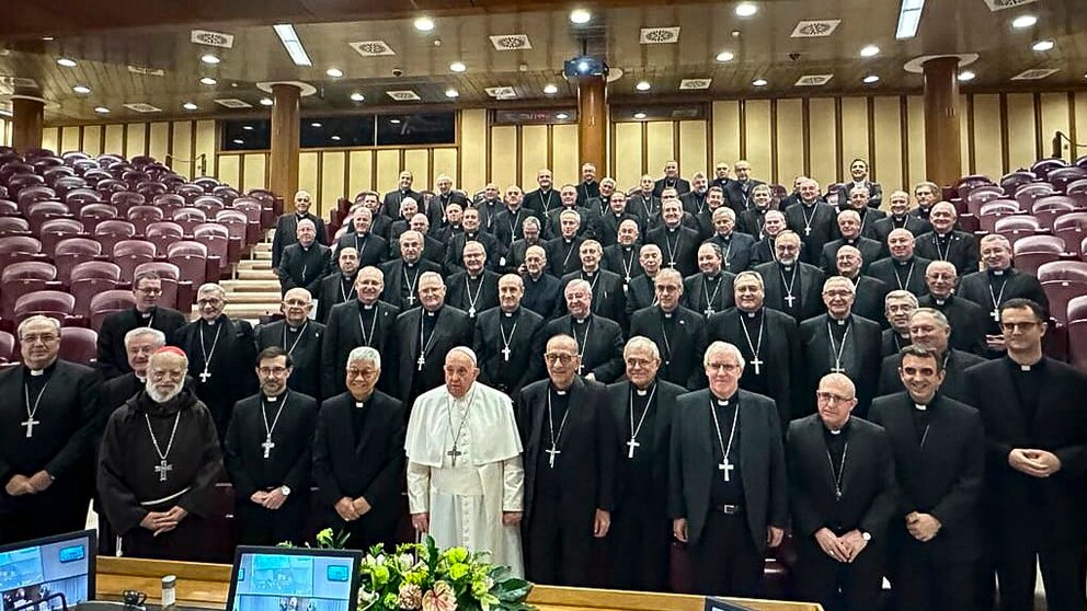 El papa Francisco junto a los obispos de la Conferencia Episcopal Española (CEE) en noviembre de 2023 (EFE)