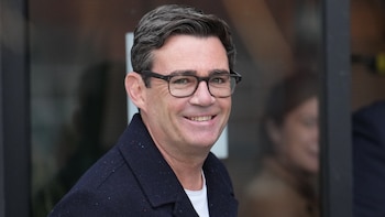 El Partido Laborista habilitó al alcalde de Mánchester para que le dispute el liderazgo a Keir Starmer