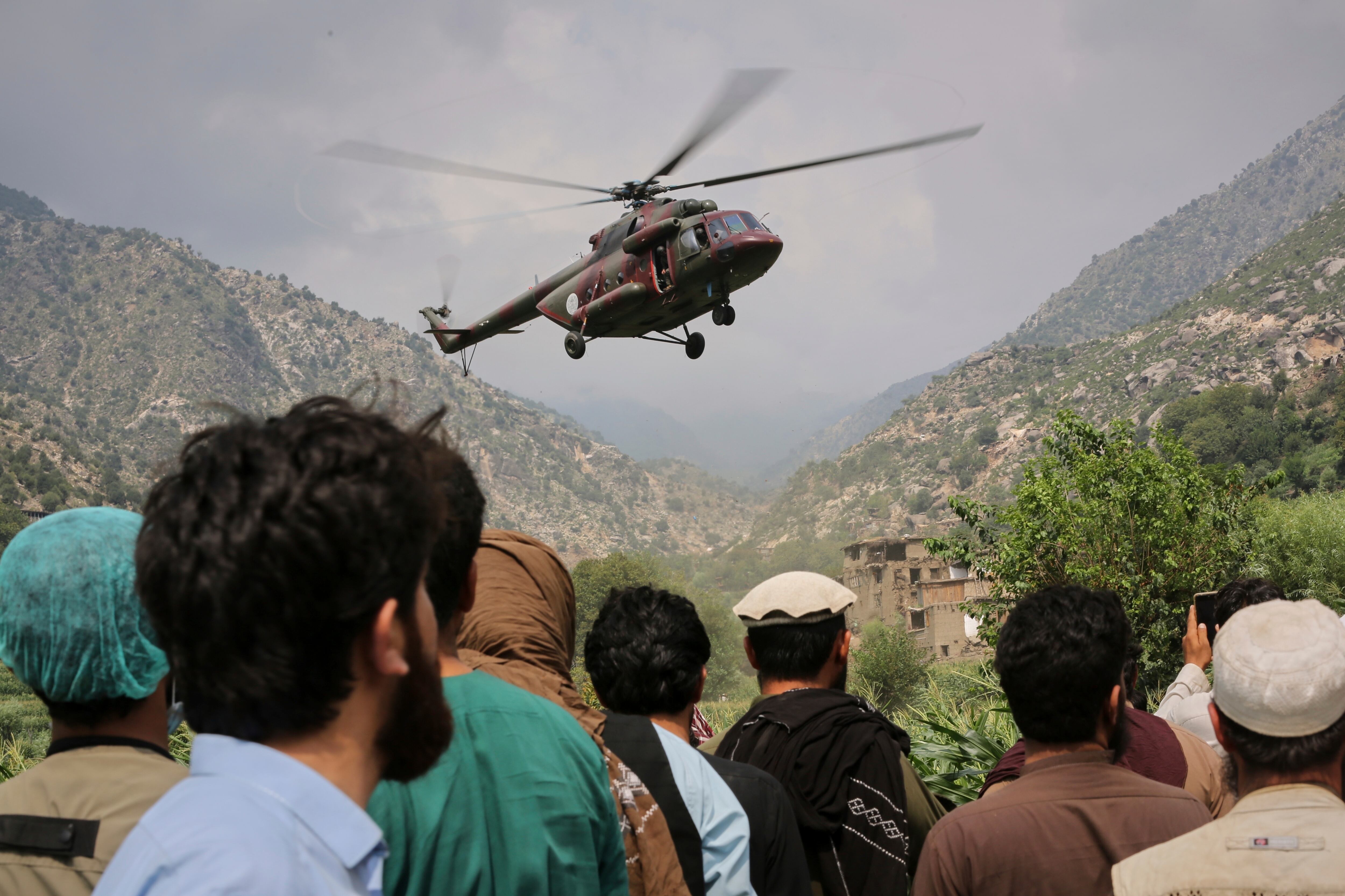Un helicóptero militar que transportaba a las víctimas heridas de un terremoto que causó numerosas muertes y destruyó aldeas en el este de Afganistán despega en Mazar Dara, provincia de Kunar, Afganistán, el lunes 1 de septiembre de 2025. (Foto AP/Wahidullah Kakar)