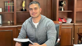 Mujer recibe flores de ‘Omar García Harfuch’ y desata locura en redes: video se vuelve viral