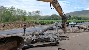 El Ministerio de Comunicaciones inició la demolición del puente Güijo tras habilitar un paso provisional que reabrió el paso hacia el Caribe guatemalteco