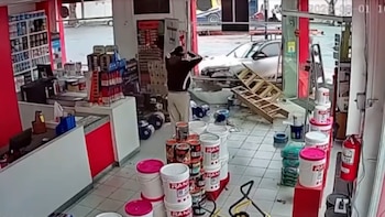 Video: por una maniobra en “U”, un auto chocó contra otro e impactó contra una vidriera en La Plata