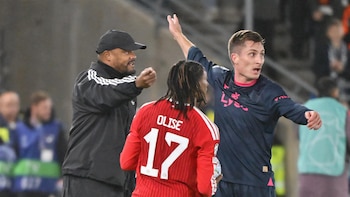 El Bayern descarta multar a Olise por su expulsión en la Champions