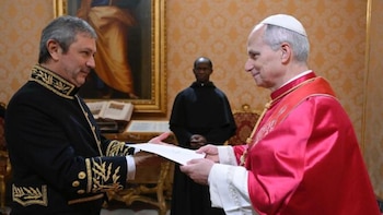 Papa León XIV recibe credenciales