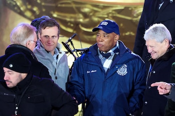 El alcalde de la ciudad de Nueva York, Eric Adams, se encuentra en el escenario mientras asiste a la ceremonia de iluminación del árbol de Navidad del Rockefeller Center de 2024.