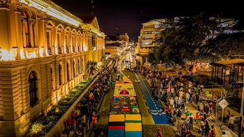 ¡Impresionante! Así luce la alfombra de sal más grande de Centroamérica en el Centro Histórico de San Salvador
