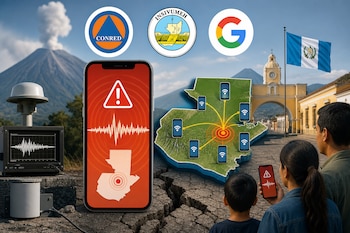 Teléfono móvil con alerta de sismo, mapa de Guatemala, sismógrafo, logotipos de CONRED, INSIVUMEH y Google, y el Arco de Santa Catalina al fondo.