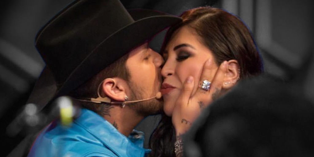 Mamá de Christian Nodal rompe en llanto durante audiencia y el cantante la consuela con un tierno gesto - Infobae