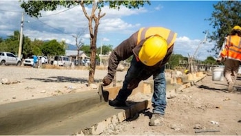 El Ministerio de Vivienda invierte 277 millones de pesos en la rehabilitación del hábitat en Barrio Tranquilo, Sabana Yegua, Azua. (Cortesía: Presidencia de República Dominicana)
