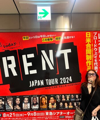 El cartel de la versión