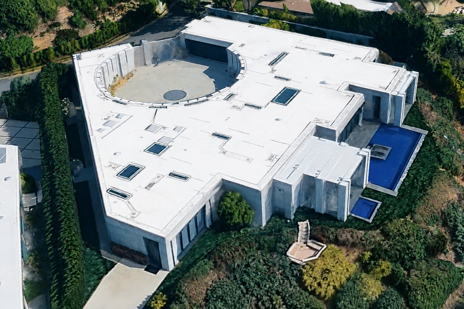 El diseño arquitectónico estuvo a cargo de ID Group e integra un estilo brutalista con columnas de hormigón. (Google Maps)