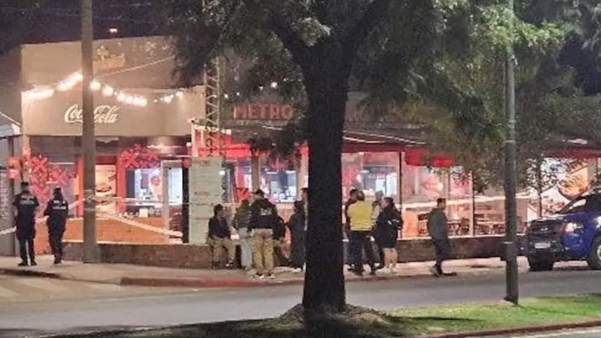 Oficiales de policía y personal de investigación en la escena donde un jefe policial fue baleado en Córdoba, Argentina.