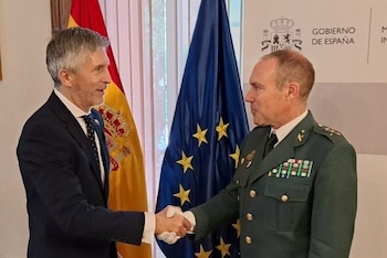 El ministro Fernando Grande-Marlaska con el ex jefe de la UCO, Rafael Yuste