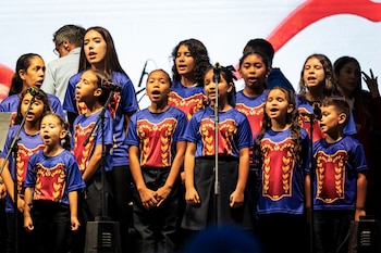 Niños participan en una celebración