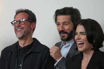 De izquierda a derecha, el director mexicano Gabriel Ripstein, el actor Diego Luna y Karla Souza posan para una foto durante la alfombra roja de la película "México 86" en la Ciudad de México, el jueves 28 de mayo de 2026. (Foto AP/Fernando Llano)