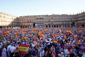 Decenas de personas durante una concentración en solidaridad con Ceuta, en la Plaza Mayor, en Salamanca, Castilla y León.