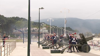 El Día de las Fuerzas Armadas reúne a miles de personas en Vigo para presenciar nuevos vehículos militares y un desfile de casi 4.000 efectivos