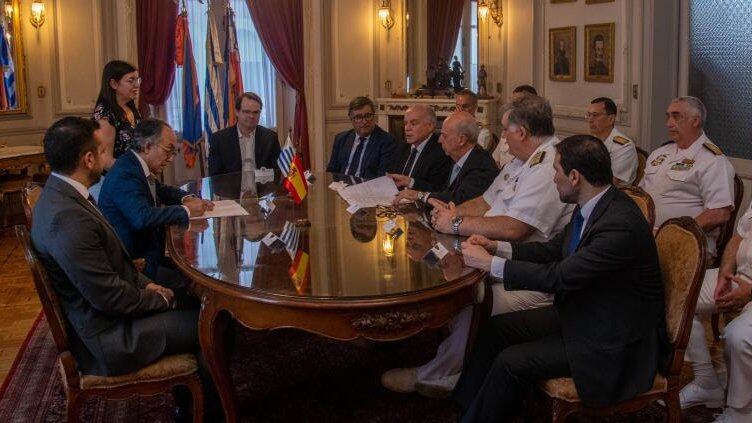 Firma del contrato entre el Ministerio de la Defensa Nacional de Uruguay y el astillero español Cardama, en diciembre de 2023 (Gobierno de Uruguay)