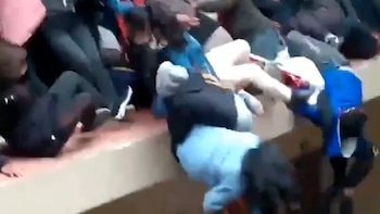 universitarios Momento exacto en que caen estudiantes de la UPEA