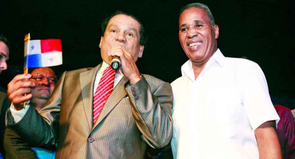 Los ídolos del boxeo panameño, Roberto Durán, portando la bandera de Panamá en sus manos, e Ismael Laguna, durante una velada boxística. (La Prensa)