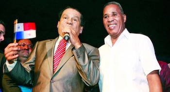 Los ídolos del boxeo panameño, Roberto Durán, portando la bandera de Panamá en sus manos, e Ismael Laguna, durante una velada boxística. (La Prensa)