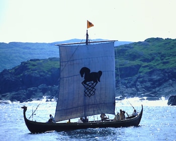 El barco vikingo que Christopher Nolan llevó al cine volvió con daños y sus dueños reclaman una deuda a Universal