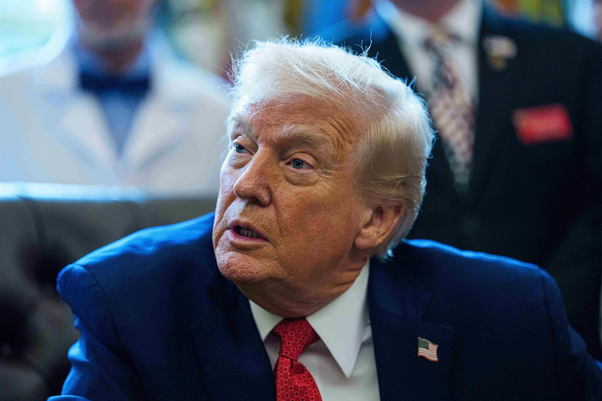 Trump firma la ley que aprueba una asignación récord de casi 800.000 millones de euros para Defensa