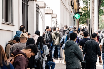 Varias personas hacen cola en una oficina Servicios Sociales, a 21 de abril de 2026, en Madrid (España). (Carlos Luján/Europa Press)