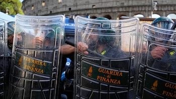 Caos en Roma: en medio de las protestas, un grupo de manifestantes irrumpió en el Coliseo