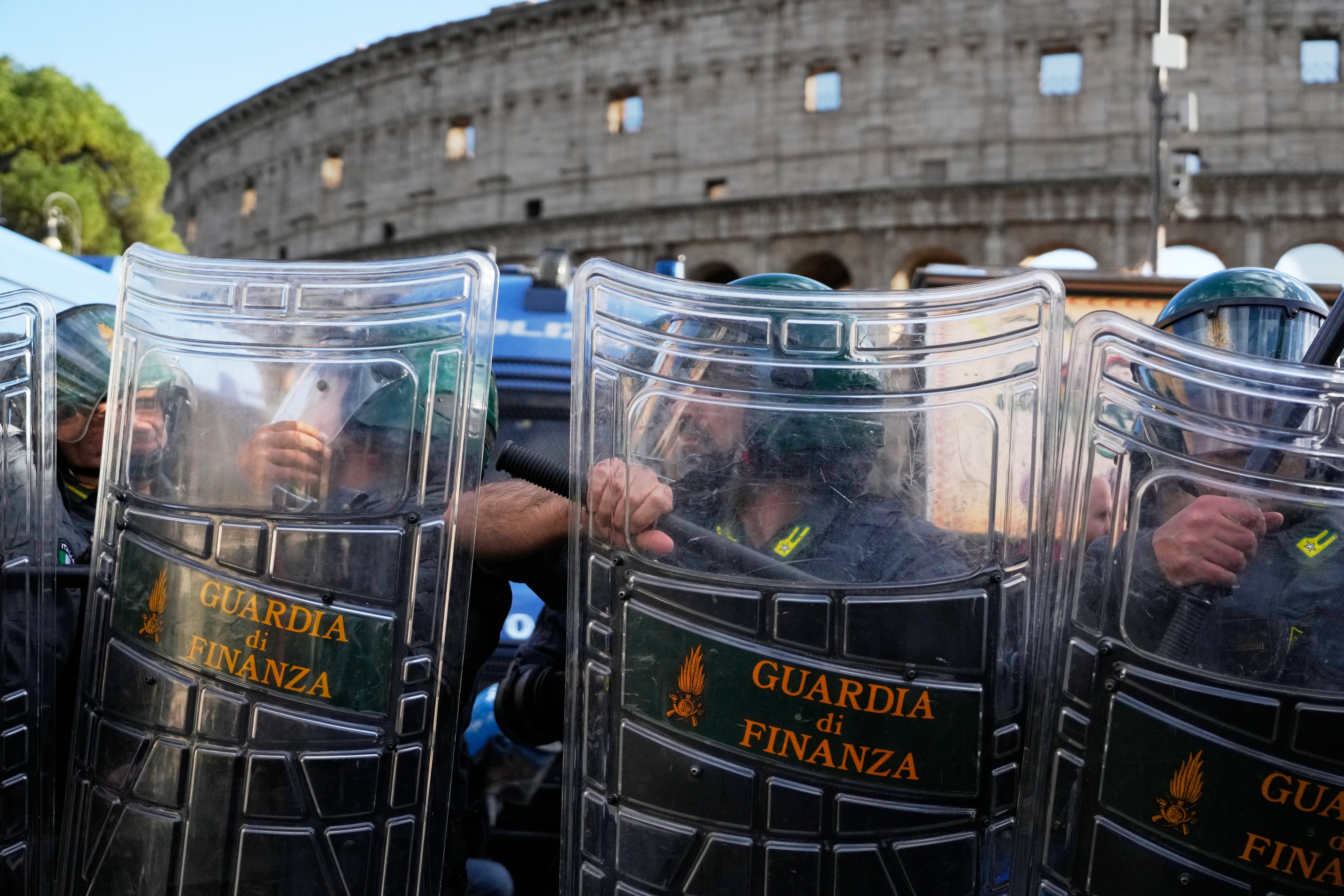 Caos en Roma: en medio de las protestas, un grupo de manifestantes irrumpió en el Coliseo