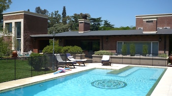 La piscina a pasos de