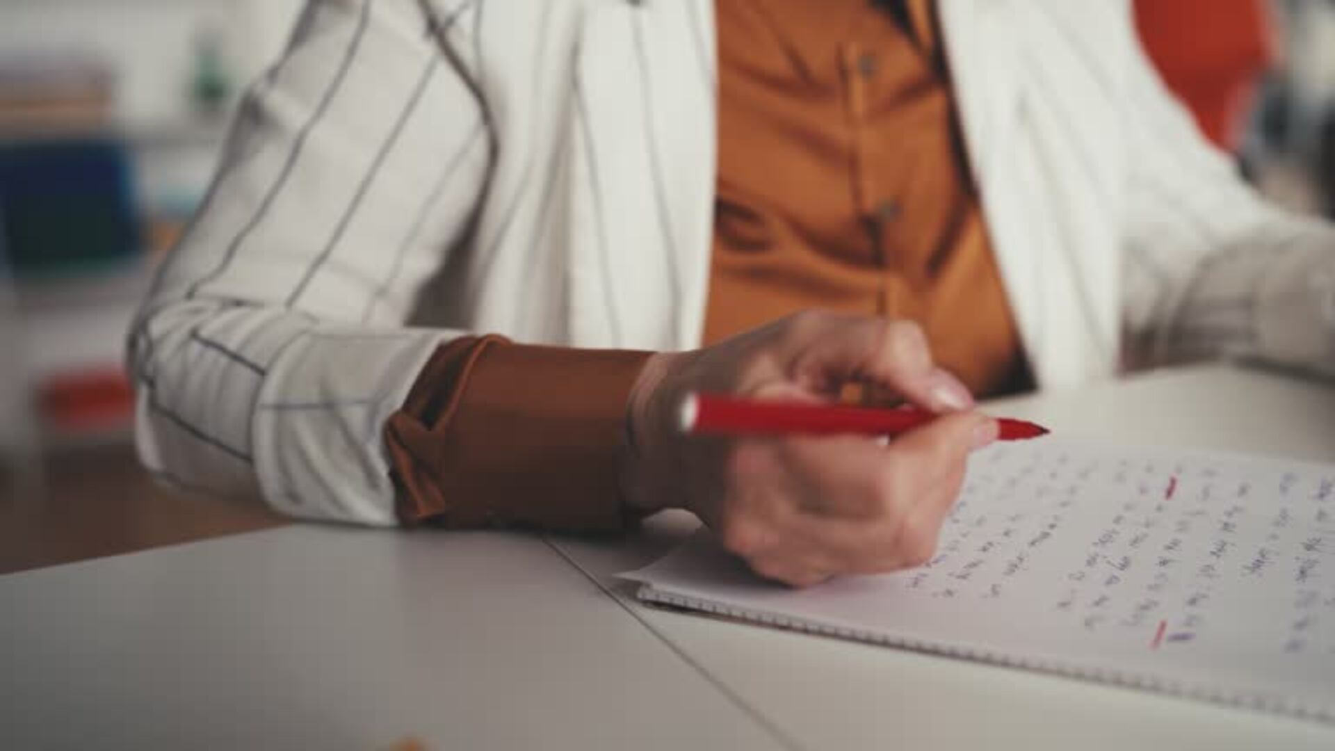 La cervicalgia es común debido a la repetición de actividades como mirar hacia abajo para corregir exámenes (iStock)