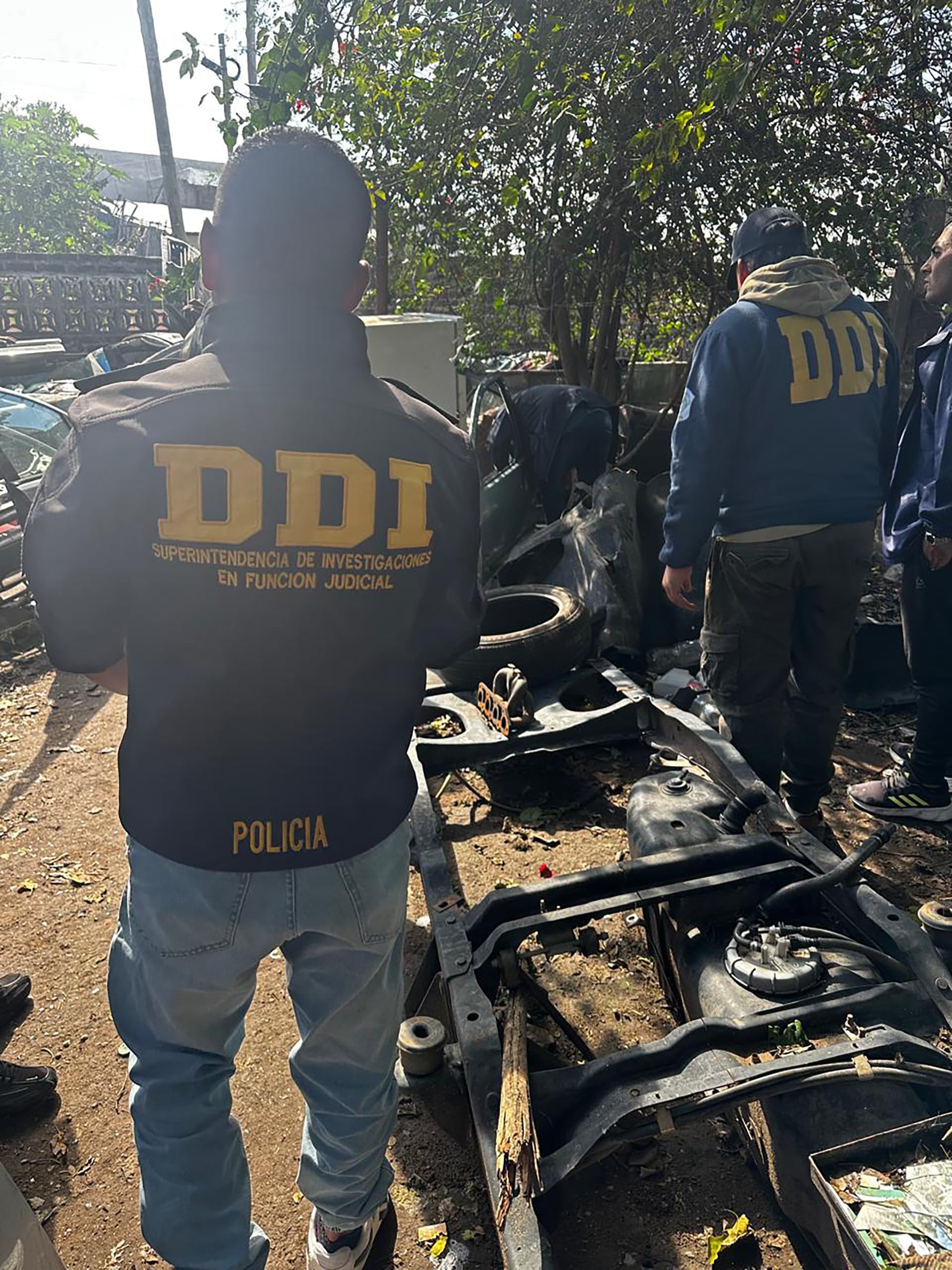 Agentes de la DDI La Matanza durante el operativo