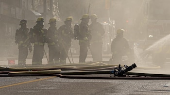 Canadá confirma víctimas mortales por un gran incendio en la base militar de Alberta