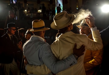 Varias personas fuman cigarros en la inauguración del Festival del Habano, en La Habana, Cuba, el 26 de febrero de 2024. Entusiastas de los cigarros de todo el mundo viajan a Cuba para el festival anual, cuando pueden visitar plantaciones de tabaco y probar nuevas marcas. (AP Foto/Ramón Espinosa)
