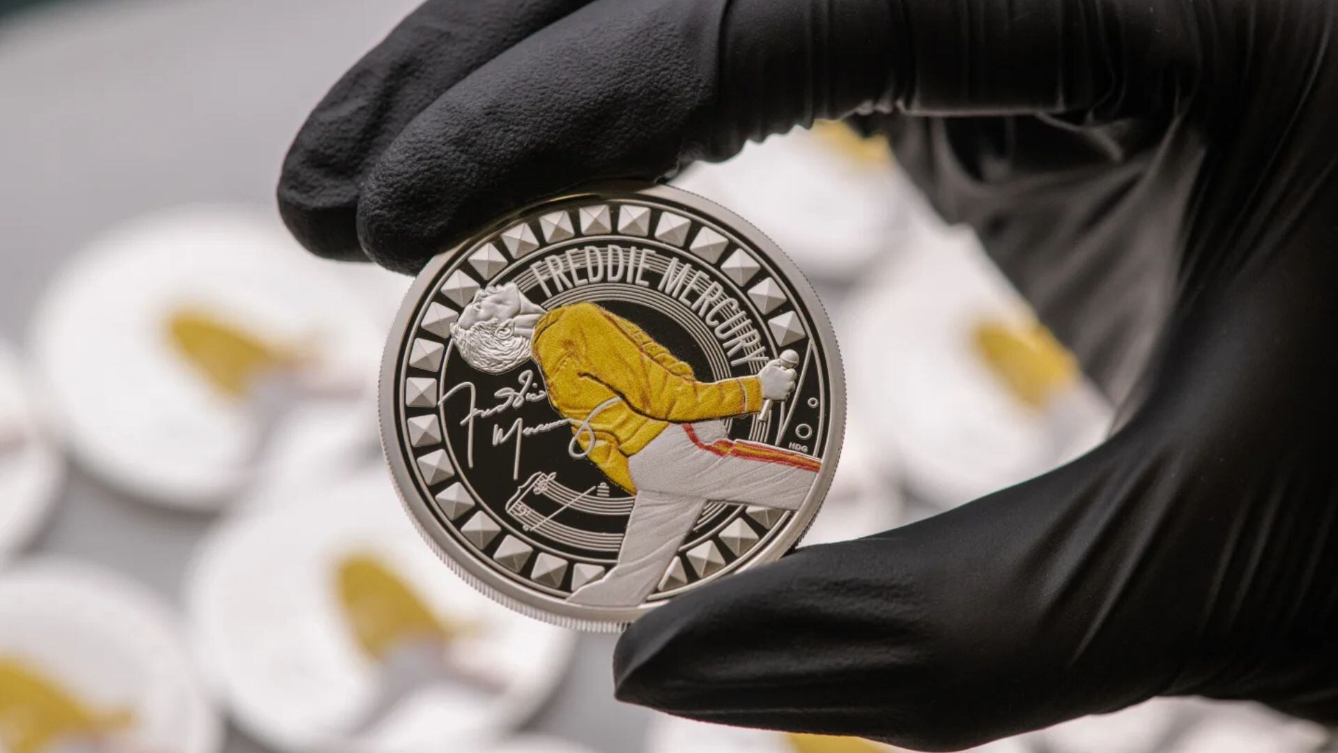 El diseño de la moneda homenajea el rango vocal de cuatro octavas y la icónica imagen de Mercury en el escenario (foto: Royal Mint vía AP)