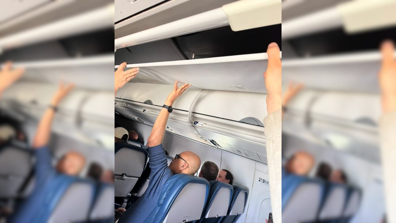 Los pasajeros de un vuelo de la aerolínea Delta Air se ven obligados a sujetar el techo del avión durante parte del trayecto (@lucasmpayne/TikTok)