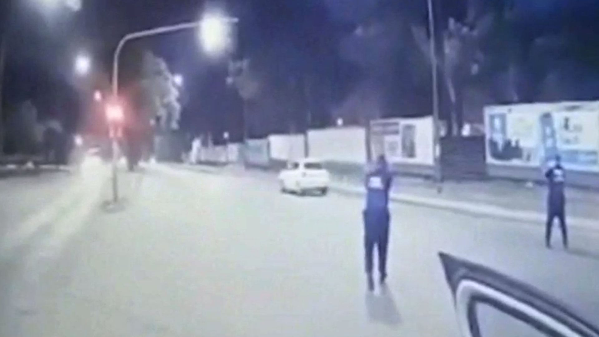 El momento captado de los policías disparando