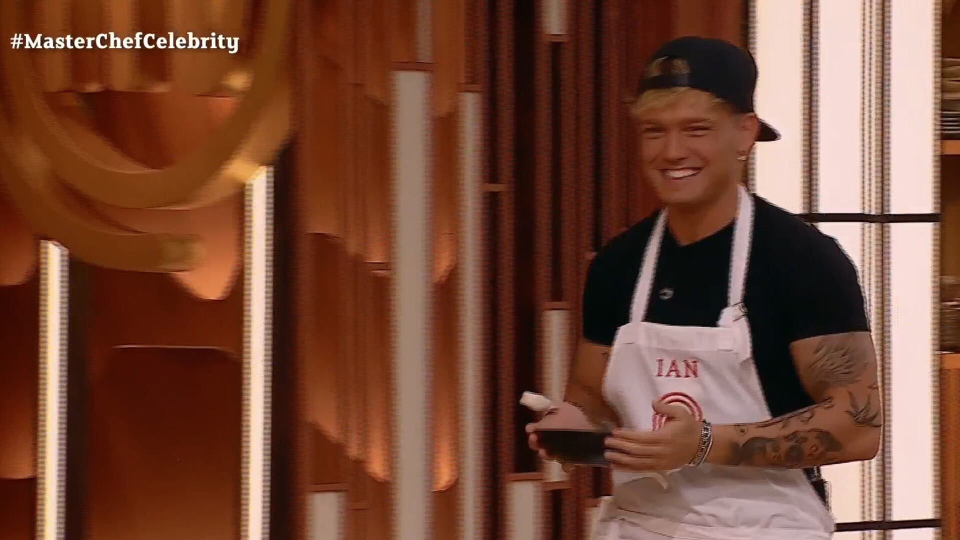 Betular demostró cómo un plato blanco, grande y chato realza la apariencia del raviolón en Masterchef Celebrity