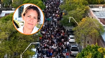 Vista aérea de una multitud en una calle con árboles y autos, y un recuadro circular con el rostro de una mujer.