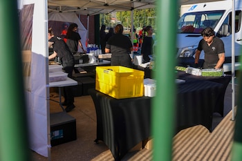 Voluntarios preparan comida para los viajeros del accidente de dos trenes de alta velocidad, uno de Renfe y otro de Iryo, que han colisionado a primera hora de este miércoles a la altura de la estación de Urda (Toledo), donde hay al menos 64 fallecidos. EFE/ Ismael Herrero