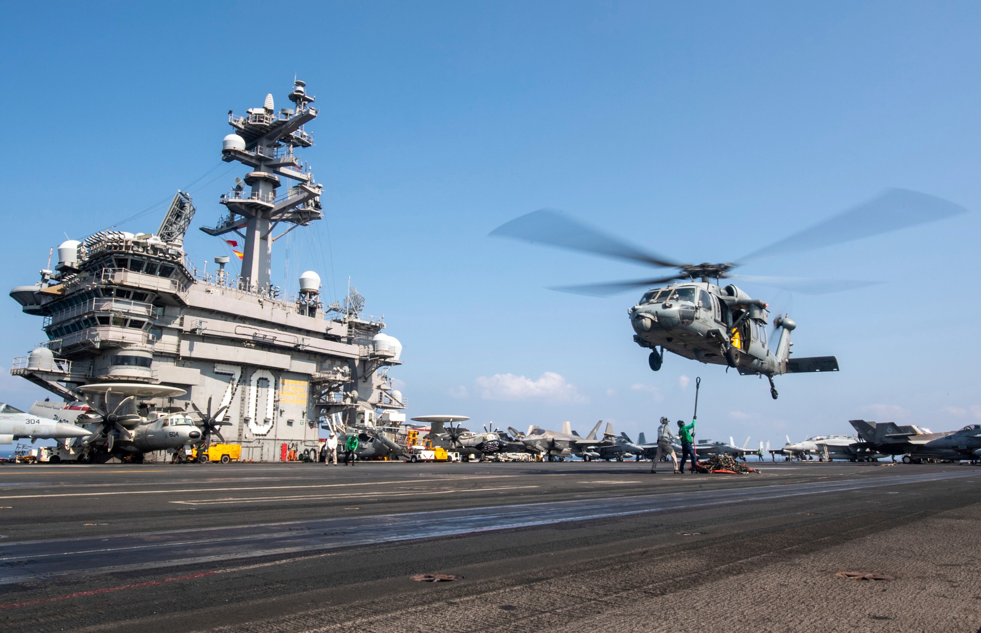 Esta imagen publicada por la Armada de Estados Unidos muestra un helicóptero MH-60S Sea Hawk sobre el portaaviones USS Carl Vinson mientras opera en Oriente Medio, el 12 de abril de 2025 (Suboficial de tercera clase Nathan Jordan/Armada de Estados Unidos via AP)