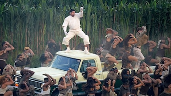 Bad Bunny entrega una carta