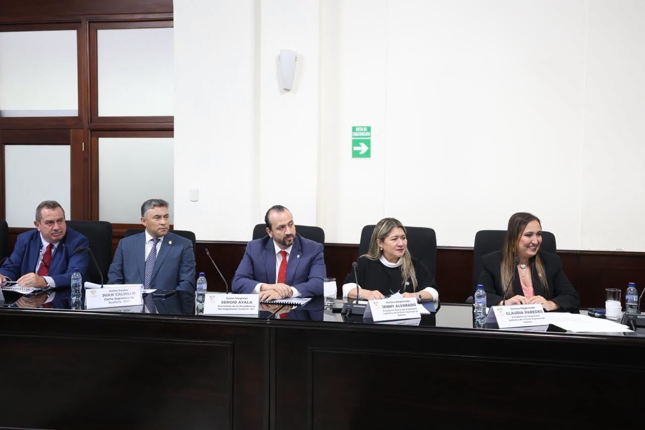 Magistrados y autoridades de la Corte Suprema de Justicia de Guatemala integran una mesa de trabajo institucional. (Congreso de la República de Guatemala)