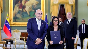 "Hoy tuve el honor de entregar mis cartas credenciales a la Presidenta encargada", escribió en X el embajador de la Unión Europea en Venezuela (@GBertrand_UE)