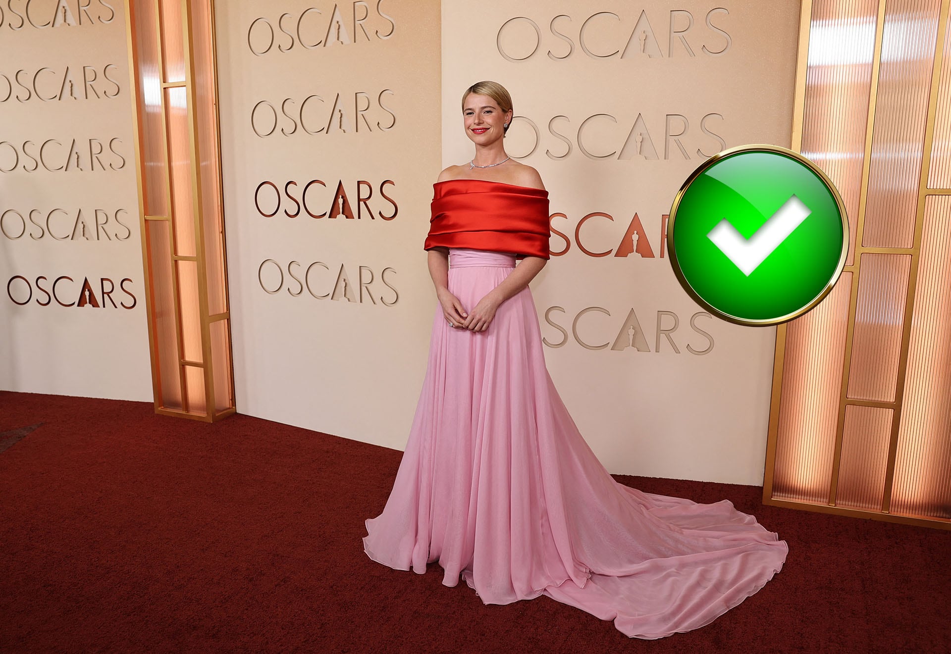 Jessie Buckley se destacó por el uso de rosa y rojo, una combinación cromática arriesgada que aportó frescura y atemporalidad