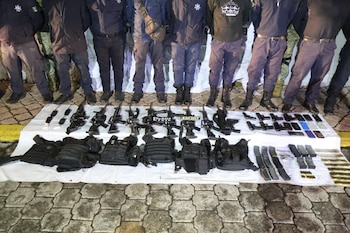 Objetos asegurados a los falsos policías. Crédito: SSP Michoacán