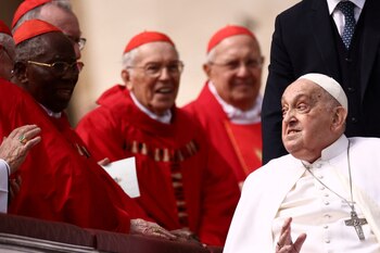 Francisco intercambia palabras de aliento