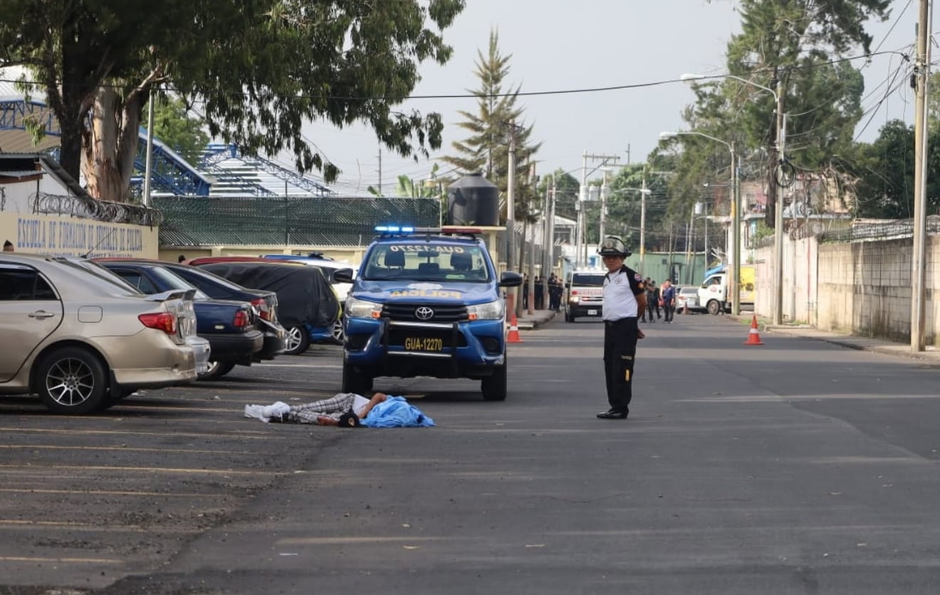 Un presunto sicario murió tras un enfrentamiento con la Policía Nacional Civil en la zona 6 de Guatemala, luego de asesinar a un menor de 16 años. (Bomberos Voluntarios)