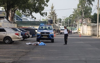 Socorristas trasladaron al acompañante herido hacia la emergencia del Hospital General San Juan de Dios.